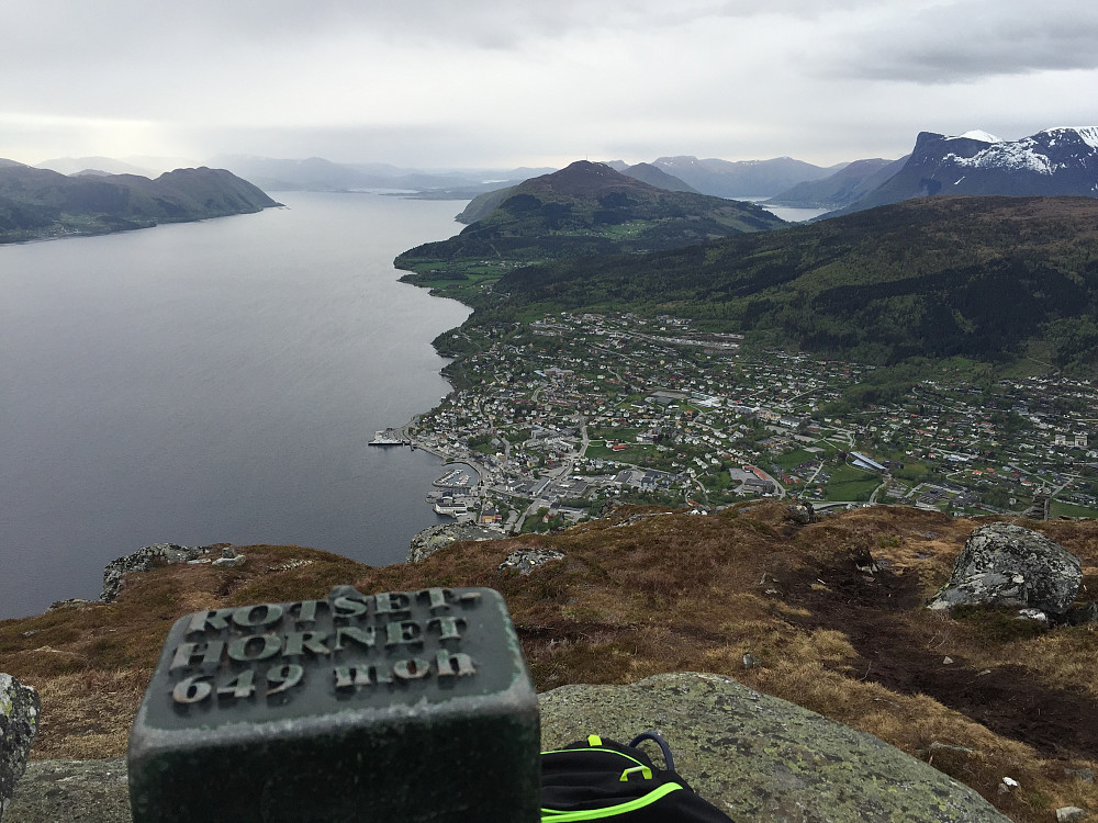 Utsikta fra toppen  over Volda sentrum og utover fjorden. 