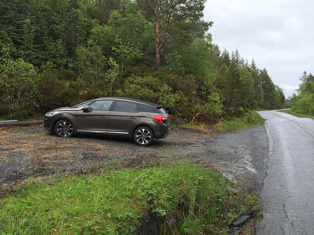 Etter å ha tatt av opp mot skolen, og passert forbi opp til det de lokale kaller "svingen" så er der skiltet mot Kleppeåsen. Tjue meter senere kommer et sted å parkere. 