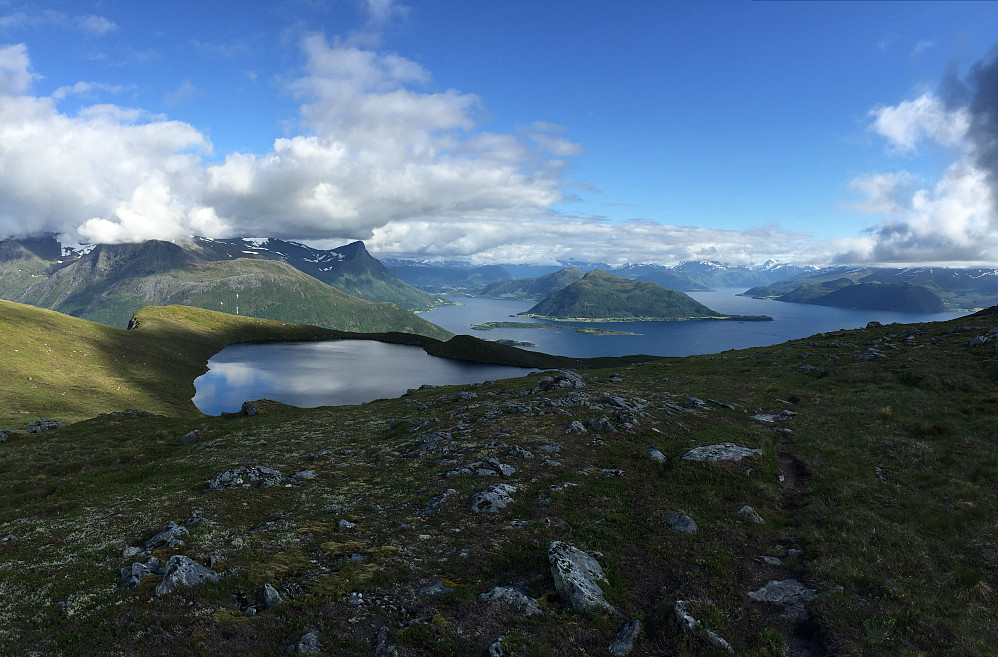 Et lite panoramabilde. Vi ser Laupsvatnet i forgrunnen, mens Liadalssnipa og Ørstafjorden er i bakgrunnen. Lidaveten midt i bildet og Voldafjorden til høyre i bildet. 