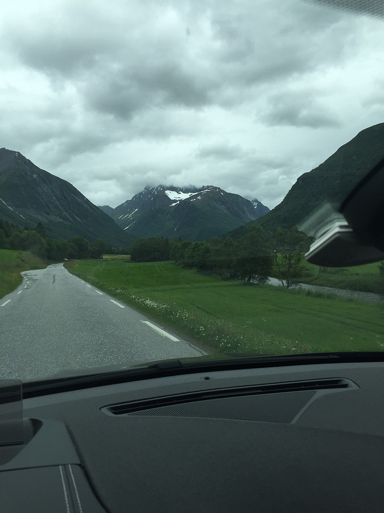 På vei inn Follestaddalen. Kolåstinden forut. 