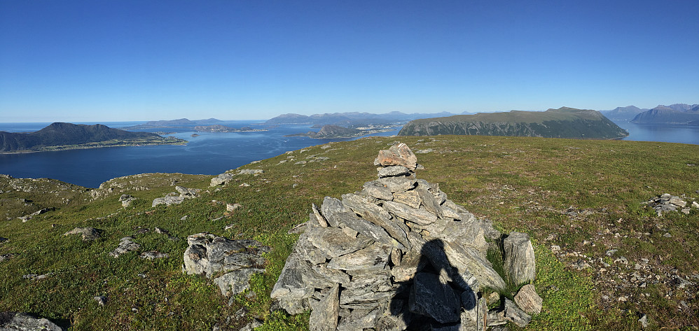 På toppen av grøthornet. Panorama mot Ålesund med Valderøya midt i bildet, samt man ser litt av Godøya, litt av Giske, Vigra, samt nordøyane Lepsøya og Haramsøya. Flott utsikt!