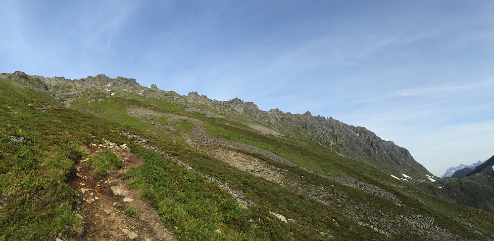 På nedturen husket jeg å knipse Kvistadkjerringane i et panoramabilde. Et mektig skue. 