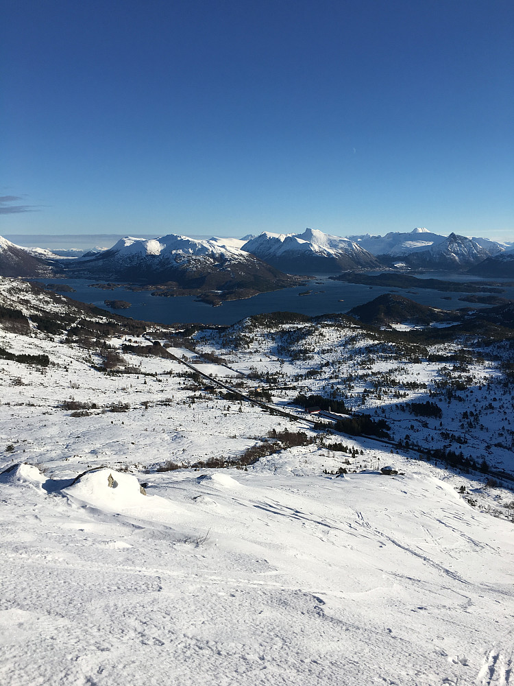 Utsikt ned mot oppstartspunktet med majestetiske Sunnmørsalper i bakgrunnen. For en dag!