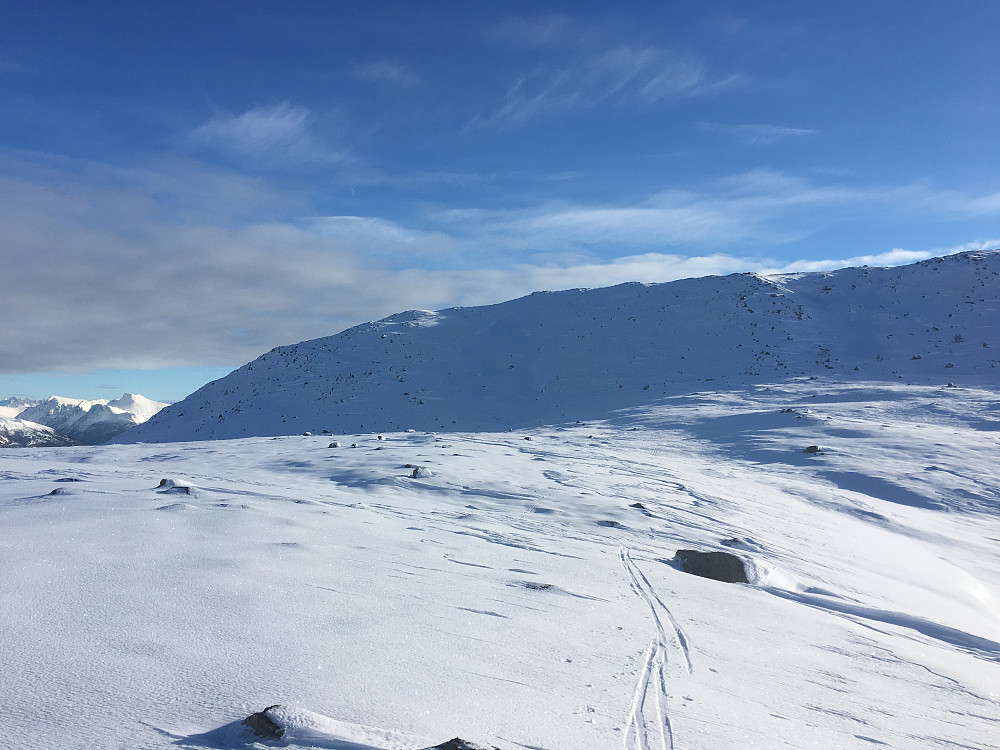 Nok et tilbakeblikk, her fra sletta ved Svinvatnet. Jeg måtte ned den ryggen (ca 100 høydemeter)for å komme ned på sletta som tar meg til oppstigningen til Storetua. Her var det også veldig idyllisk og man fikk ordentlig viddefølelse
