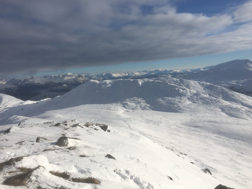 Tilbakeblikk. Vi ser Røddalshornet et godt stykke bak, med Sunnmørsalpene i bakgrunnen. Her får man et lite inntrykk av avstandene. 