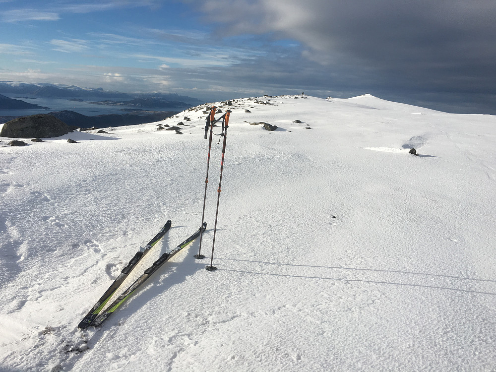 Skiene var klare til en ny etappe etter at kroppen var fylt opp med sjokolade og niste. 