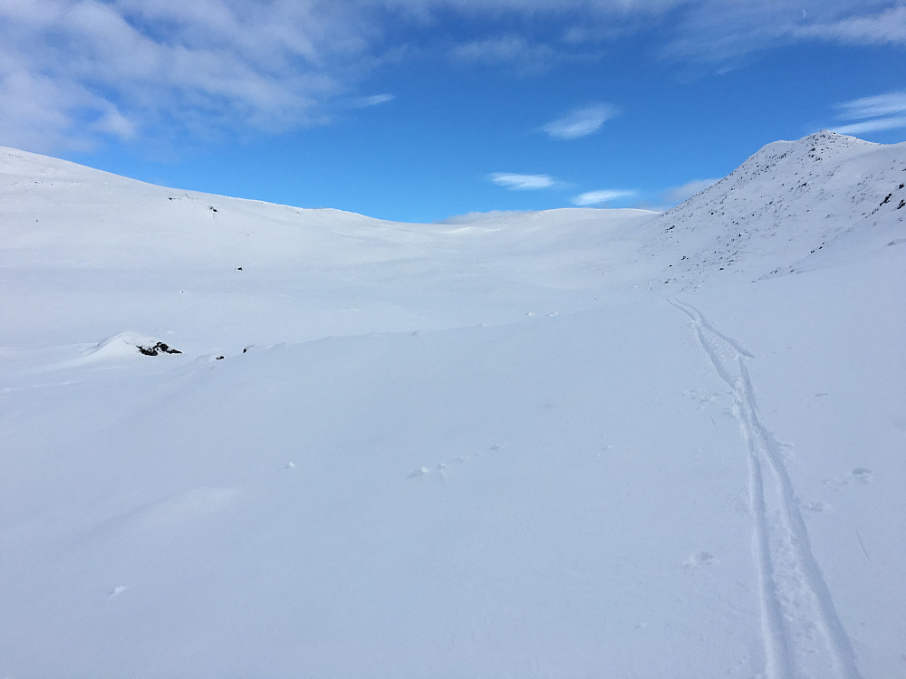 Her ser vi Meldalen som ble nedkjøringsetappen min fra platået. Ned en knappe 150 høydemeter, men i horisontal avstand så var det en ganske lang nedkjøring i relativt grei snø. 