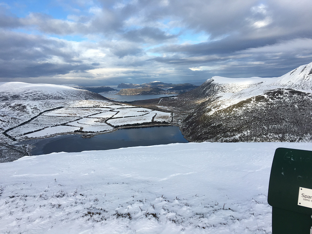 Moltudalen med Storehanen til høyre, Bergsøya og Kvalsund i bakgrunnen. Oppstigning til Hidsegga til venstre. 