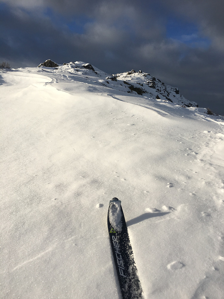 På vei opp mot Saursegga. Dette bildet lyver litt all den tid at det var i ferd med å bli knapt med snø, og der ble noe lyng under skia etter hvert. 