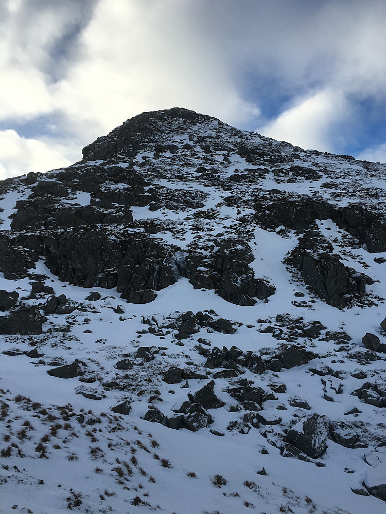 Svaret på det ble, som man ser, et soleklart nei. Opp her ville jeg ikke gå uten ski en gang når det var vinterføre. Dermed måtte jeg finne en annen løsning. På nordsiden så jeg noen stimerkestolper, så da siktet jeg meg inn mot dem og satset på at de ville føre meg til topps, for til topps skulle jeg!! 