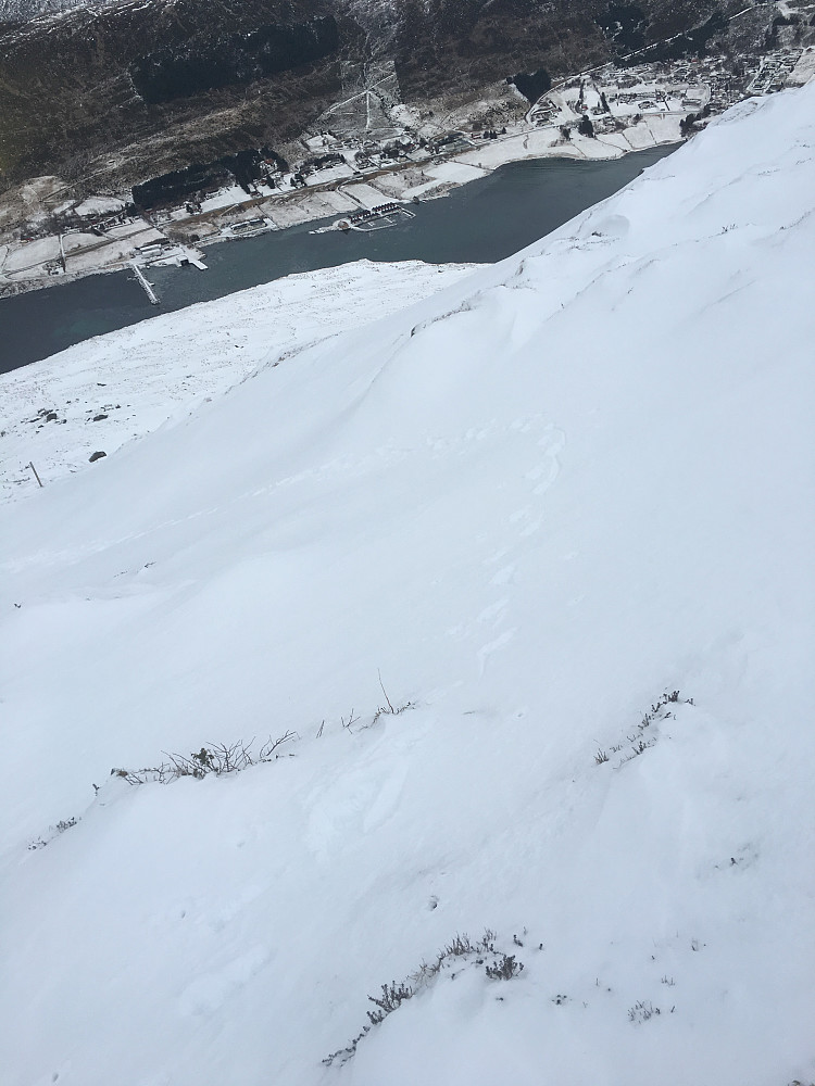 Dette var kjipe forhold. Med stegjern hadde dette vært kun gøy. Uten var det stress. Man måtte sparke enten tåen eller hælen hardt i snåen for å få feste. Gikk med staver og måtte ha full konsentrasjon. Et feiltråkk her ville gitt en ufrivillig lang aketur nedover fjellsiden. Sagt med andre ord, her VAR bratt under slike forhold. 
