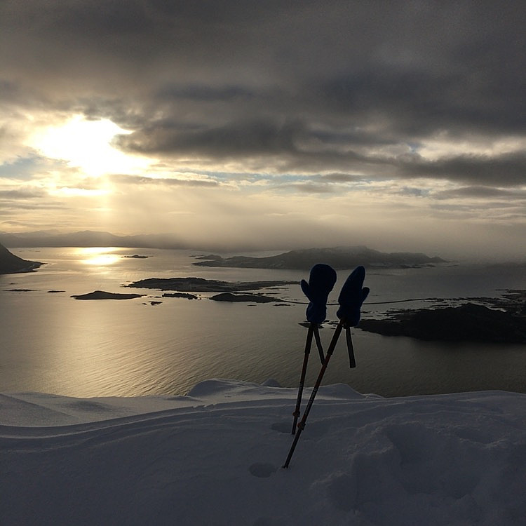 Men hva gjør vel en strabasiøs oppstigning når man får belønning i form av en sånn utsikt på toppen. Solen stakk frem mellom skyene og gav en magisk stemning i det man ser sørover mot Voksa og Kvamøsya.  Ahhhhh!