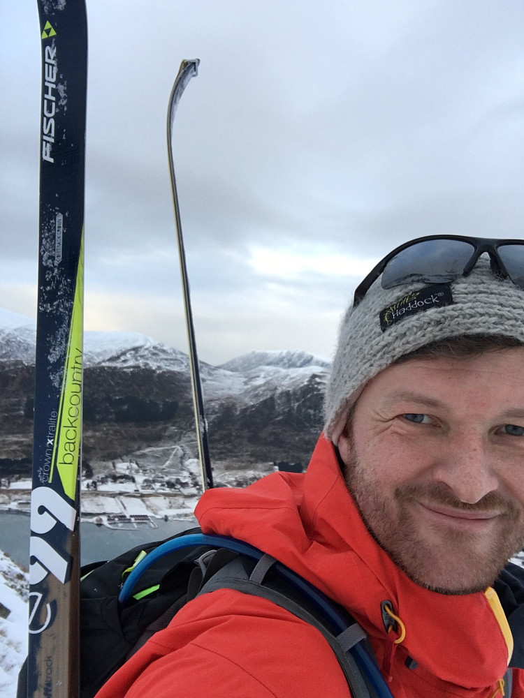 Etter å ha kommet meg ned til der jeg satte fra meg skia hadde jeg i praksis bare ett valg. Retur samme vei som jeg kom var ikke aktuelt lenger av et par enkle grunner: 1. Jeg var tom for drikke 2. Der var snøbyger på vei inn fra havet 3. Det ville i tillegg ha blitt mørkt. 

Dermed ble det ski på ryggen og ta beina fatt ned i Gjerdsvika for å bli plukket opp av en bil der. Morsdager er til for å tenke på hvilken betydning mødre har i livene våre, og min mamma, snill som hun er, kom og hentet meg og kjørte meg til Leikong igjen. Tusen takk for det!