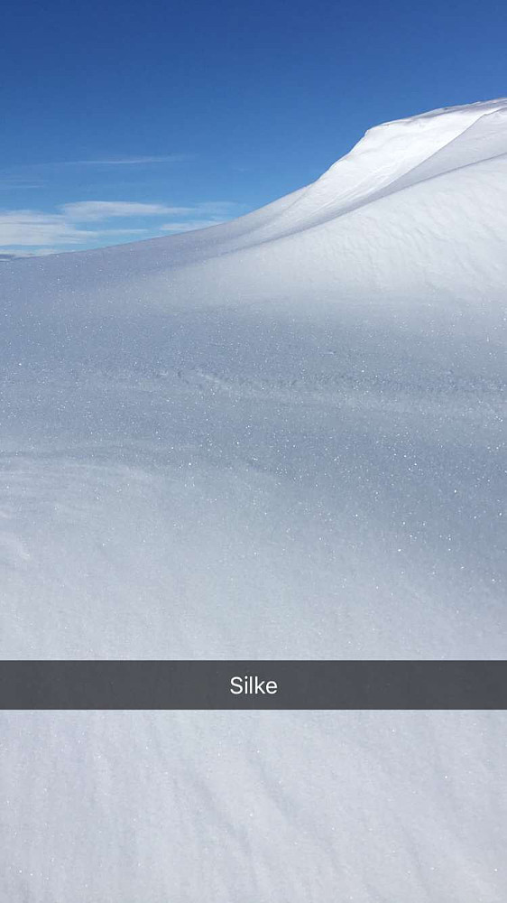 Transportetappen fra første topp til foten av neste topp, Storetua, gav en rekke flotte scenarioer. Her representert ved en slags "fonnpassasje" der snøen var dyp, pudrete og vakker