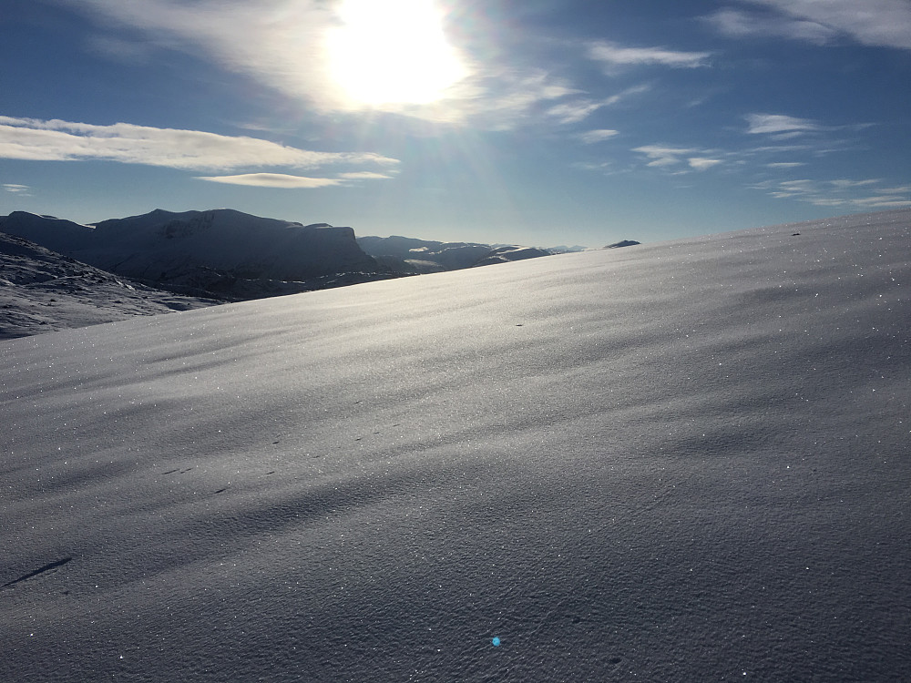 Vakkert på vei opp til Storetua. Fjelltopper i Vanylven i bakgrunnen.