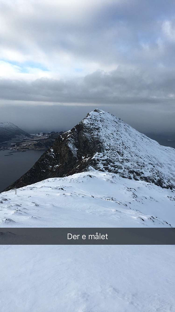 På slutten av egga ser man Gjøna klart og tydelig. Dessverre må man ganske langt ned for å kunne starte oppstigningen til denne siste toppen. Litt knotet å komme seg ned på ski da der var skyggeside og knallhard skare. Men det gikk greit. Spørsmålet var da om det var mulig å ta seg til topps også på Gjøna med ski?