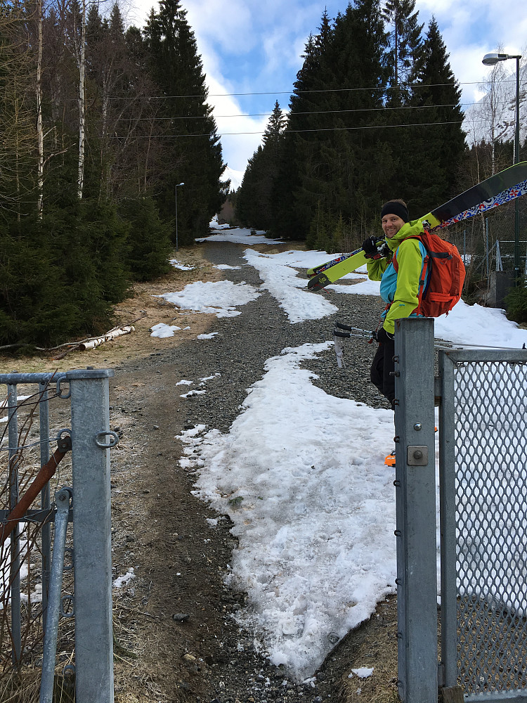 Klokken åtte var vi klare til å gå. Vi kunne ikke spenne på oss skiene med en gang, men vi ser på bildet her at det var ikke mange meterene før vi kunne gjøre det. 