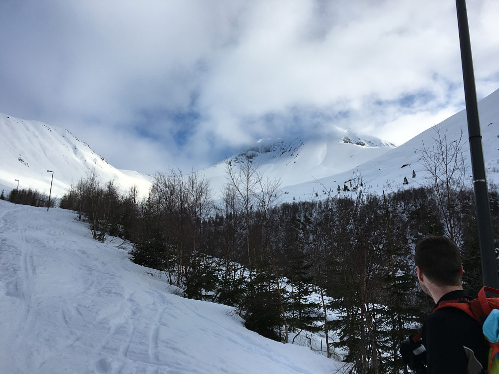 Første etappe er veien opp fra vannverket. Jeg erindrer den etappen som helt utrolig kjedelig da jeg gikk her om sommeren. Det var faktisk bedre å gå her på ski. Det har nok noe med at her var såpass oppkjørt at det ble et varierende underlag noe som fjerner monotonheten. Når man går på Saudehornet så ser man toppen hele veien fra start til mål. Her hadde det sneket seg en liten tåkesky på toppen. 
