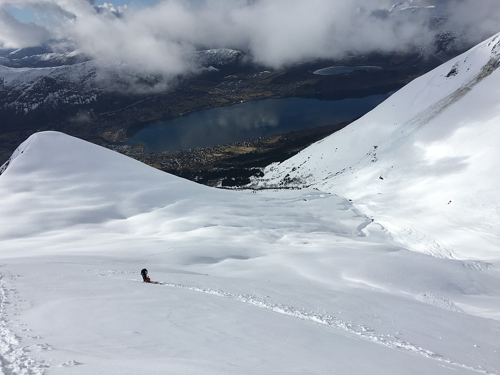 Det var ikke lenge før det ble brattere, og jeg var først ute med å droppe skia og ta dem på ryggen. Harald insisterte på å forsøke litt til, men som vi ser her så tjente han ikke akkurat på å måtte krype til korset bare noen minutter senere. Vi ser mine fotspor til venstre i bildet her, og med staver så gikk det greit oppover her. Dette var før det var ordentlig bratt. Men det var såpass ahrdt at med ski så var det vanskelig å få feste dersom man skrået, og rett opp var for bratt. Bildet her lyver en del i forhold til brattheten. 