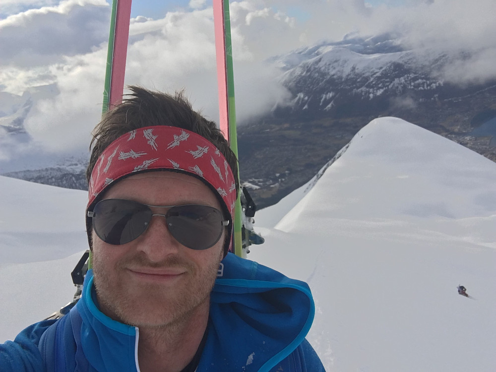 Rakk en aldri så liten selfie også, mens jeg venta. Harald tok på stegjern også, så det tok litt ekstra tid. Safety first!