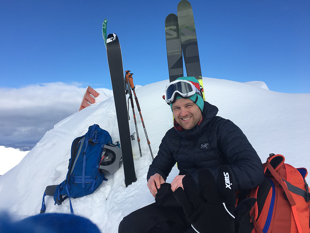 Endelig på toppen. Vi klarte å tråkke oss til et lite område å stå/sitte på, men jeg forankra sekken med isøksa, det sier litt om hvor "flatt" der var. 