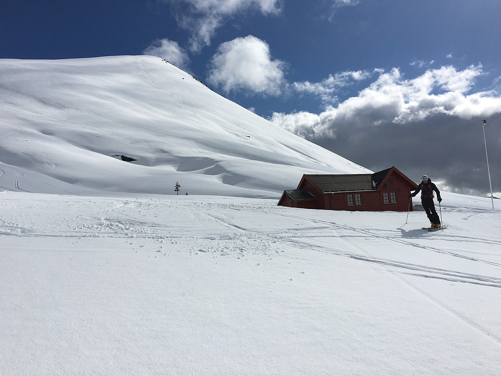 Vi skulle så svært knipse litt bilder på vei ned også, men nedkjøringen i dalen var så fin at vi bare gønnet på helt ned til hytta igjen. Dette var siste bildet som ble knipset på denne turen. Jeg kan nevne at nedkjøringen fra elvekryssingen og ned til bilen er ikke veldig bra. Nede på veien var det faktisk ganske utfordrende pga svært ulendt snøterreng. 

Men alt i alt en kjempefin topptur. Neste anledning blir ikke før 1.mai for min del. 

Takk for turen!