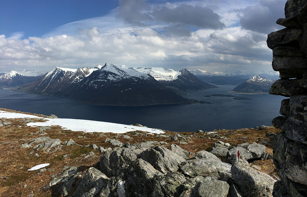 Utsikt mot Vartalsfjorden og Ørstafjorden. Her er virkelig flott utsikt fra Blåtind. Ikke rart det er en godt besøkt topp.