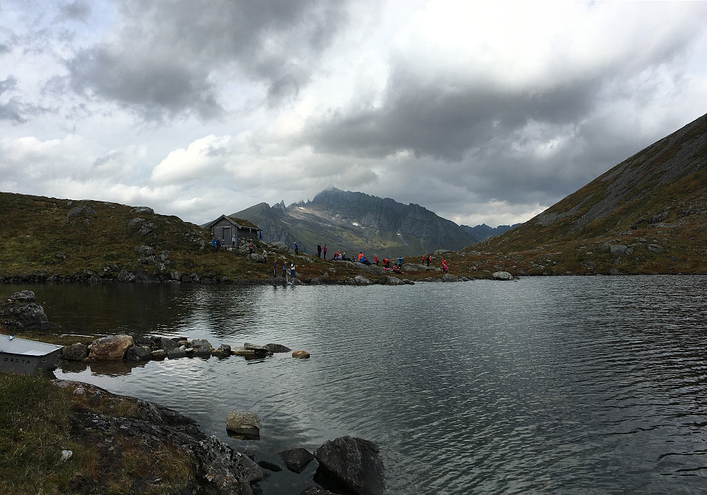 Kalvedalsvatnet. Kongen av Sunnmørsalpane, Kolåstinden, i bakgrunnen. Til venstre for den ser vi Fingeren.