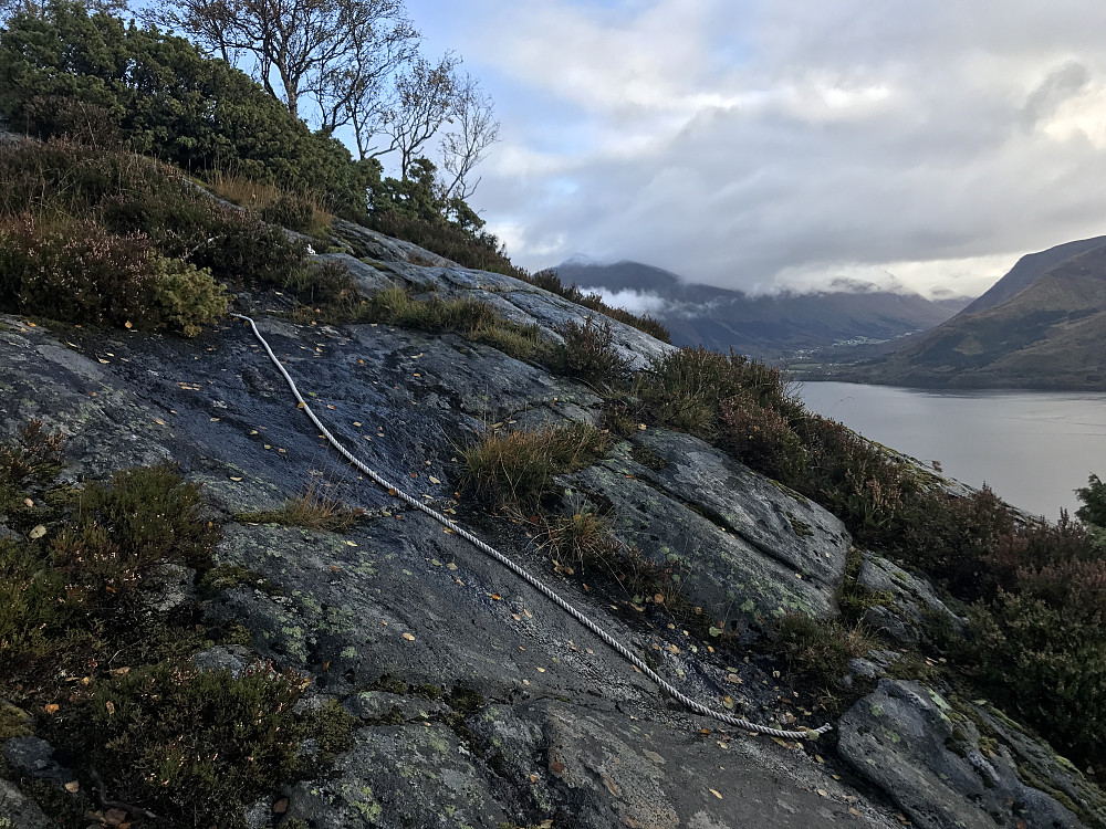 Her ser vi tau som er lagt ut, ikkje akkurat i stupbratt parti. Der var fleire tau lengre oppe. Muleg dette også har med dette løpet som går her å gjere (Styrkeprøven frå Eiksund til Hjørungavåg) slik at dei skal ha enkel passasje på glatte parti. 