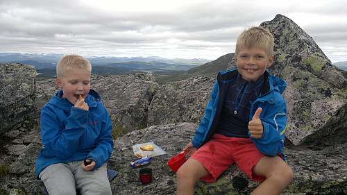 Even og Marius på toppen av Skarvemellen