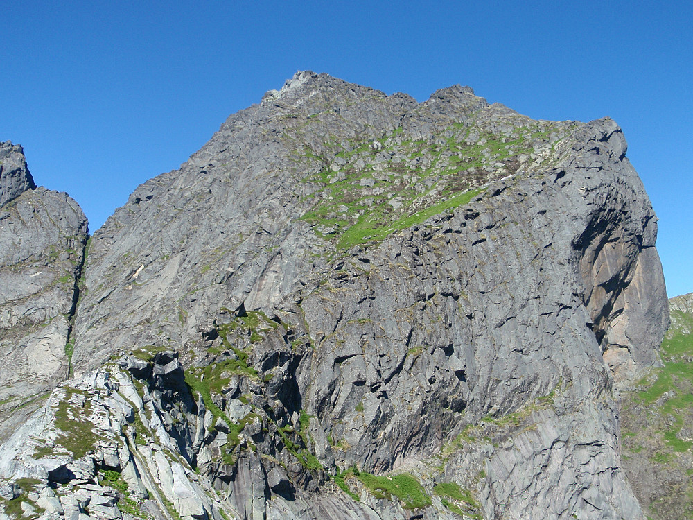 Den gresskledte skråningen som starter midt i bildet fører opp til den østre toppen helt til høyre