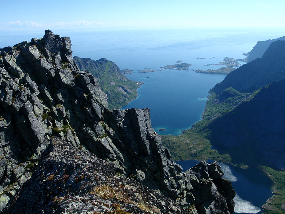 Toppen av Klokktinden med Vorfjorden og Reine i bakgrunnen