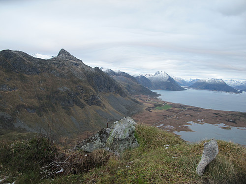 Mot Vikjordtinden, Svarttinden og Austvågøya, sett fra toppen.