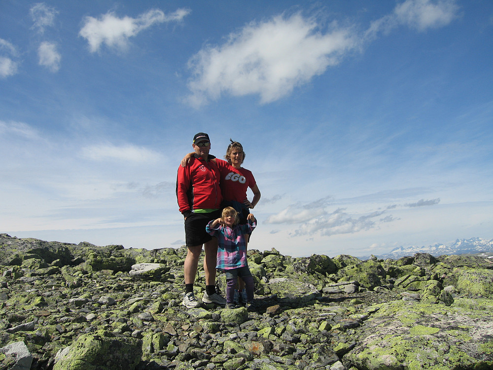 Meg, mamma og pappa på toppen av grindafjellet