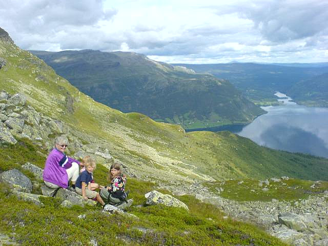 Uksestigen med Besta, Mari, Anders og mamma