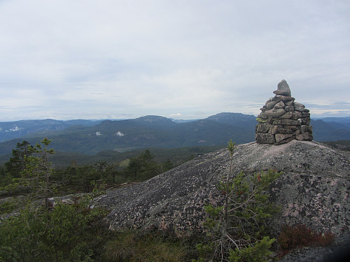 Toppen av Grånåfjell ligger i Seljord.  Ikke mye spor etter folk her oppe, bortsett fra vardene på toppen.