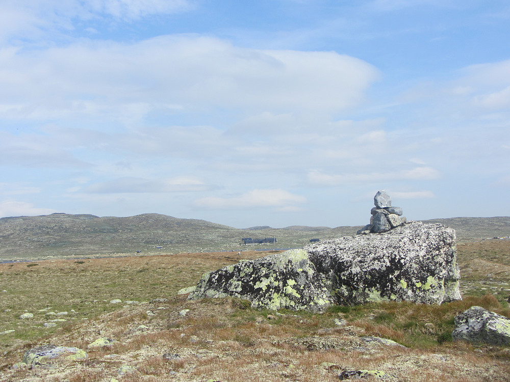 En varde på en stor sten syd for Sandhaug markerer der stien går av til Hansbu og videre til Blyvarden