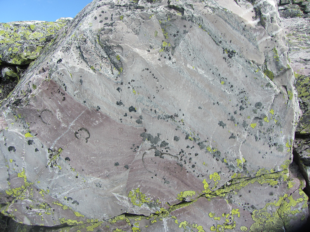Også her er det innslag av den rødaktige steinen som man ser på mange topper i Telemark
