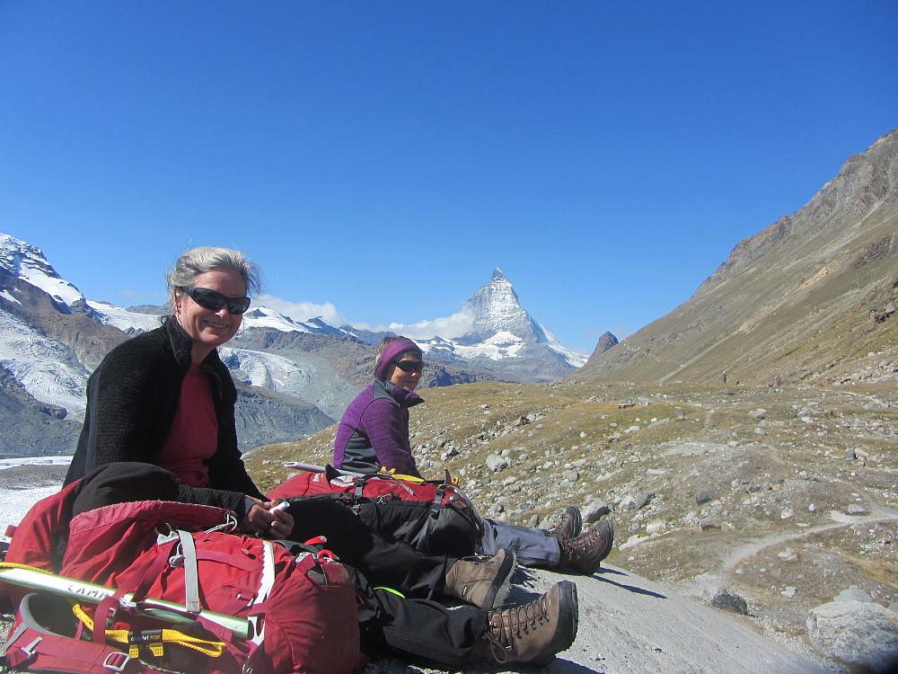 Bestemor og Teskjekjerringa, med Matterhorn bakom