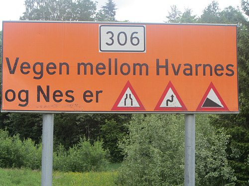 17 km med slyng og sving mellom Nes og Hvarnes.  Man skulle tro at skiltet hørte hjemme på Vestlandet, men dette er Vestfold