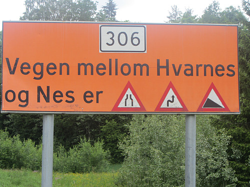 17 km med slyng og sving mellom Nes og Hvarnes. Man skulle tro at skiltet hørte hjemme på Vestlandet, men dette er Vestfold