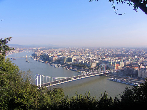 Fin utsikt over Budapest fra toppen