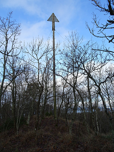 Rett nord for Falkenstein trig.punkt står denne delen av et speedometer. Det er ikke reklame for matvarkjeden Spar