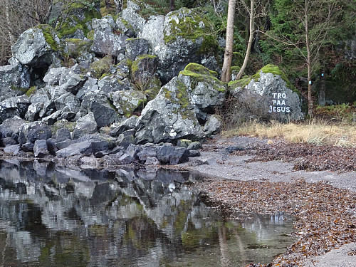 I Jesusbukta var det kristne sommerleirer på 1930-tallet. Noen malte opp en stein, derfor navnet Jesusbukta som fortsatt ikke er offisielt.