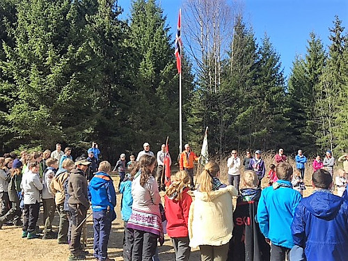 St. Georgssamling på Bjerkebekk. Skuespill med drage og overgangs-rituale. Avsluttet med speiderbønn.