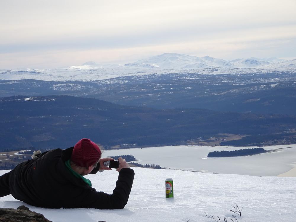 Klienten skulle på liv og død fotografere en ølboks. Jobber han hos Macks PR-avdeling ?