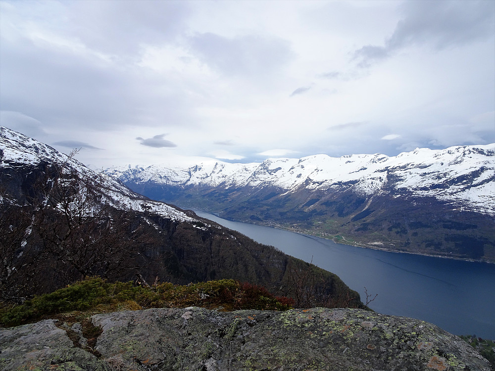 Utsikt  fra Nosi sydover Sørfjorden med Folgefonna på andre siden av fjorden
