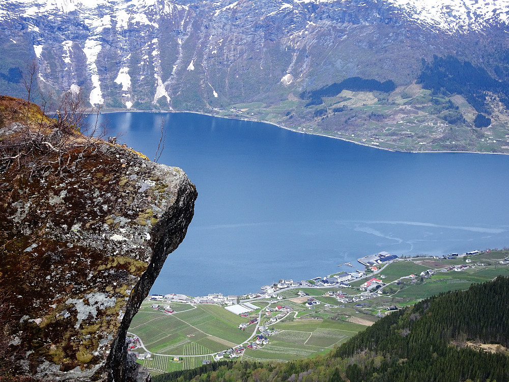 For de som liker bilder der man sitter på kanten av et stup med fjorden rett under er Nosi en mulighet