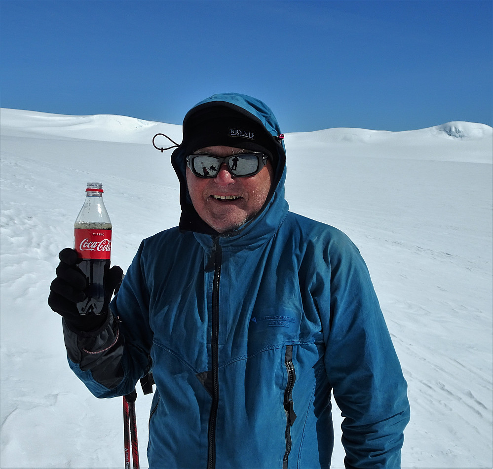 Knut koser seg med en kola etter toppen. Klar for Snæbreid og Sveinstindur