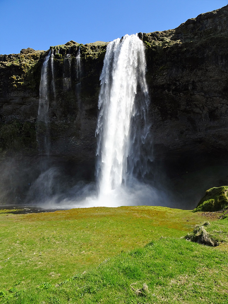 Seljelandsfoss kan man gå bakom, fin sprut her også